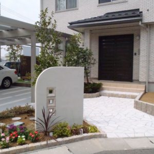 自然石の乱貼りで素敵なアプローチ