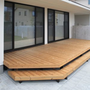 家族の憩いを楽しむ庭空間