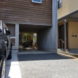 グラニット小舗石のシンプルアプローチ
