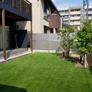 人工芝とアルミエッジでシンプルモダンに