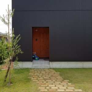 芝生とアンティークレンガのアプローチ