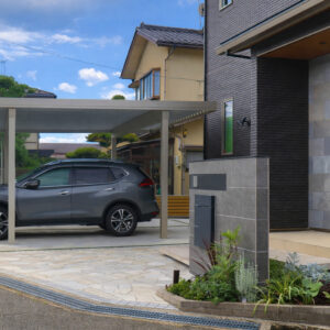 建物と調和する統一感のある外構