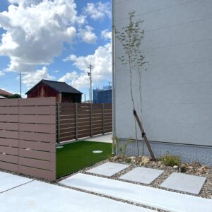 質感と色で整える、心地よい庭