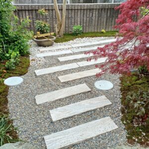 雪見障子から眺める静かな坪庭