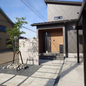 建物に調和した、シンプルで暮らしやすい外構と庭
