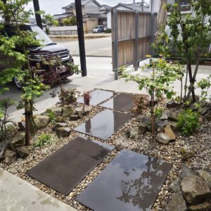 玄関から駐車スペースまでの空間を彩る植栽プラン